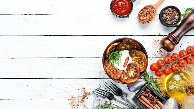 Stół z potrawami kuchni polskiej, kolorowe talerze